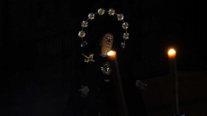 María Santísima de los Dolores, a la luz de las velas en la noche del Viernes Santo
