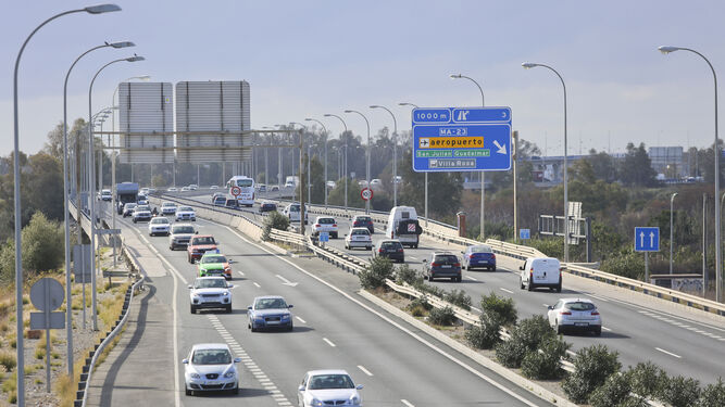 Vehículos circulando por la autovía en Málaga