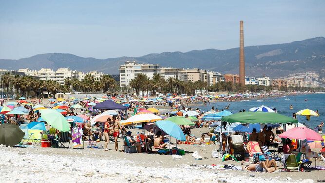 Gran afluencia de público este Domingo de Resurrección en las playas de Málaga capital.