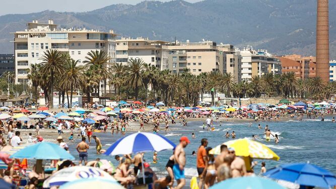 Una playa de Málaga capital, ayer domingo, abarrotada de personas