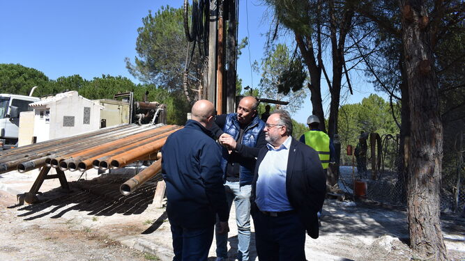 El alcalde de Alhaurín de la Torre visita el estado de las obras.
