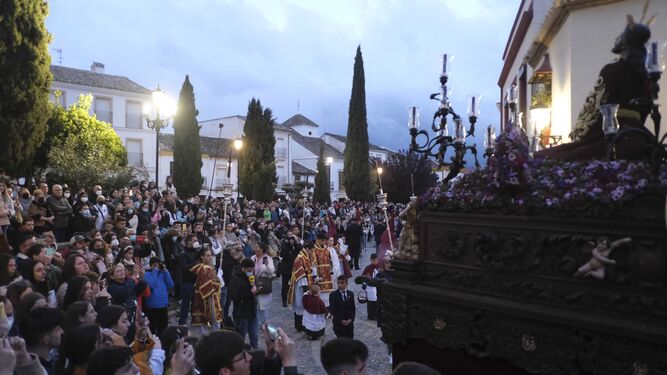 Público presenciando la salida de la Hermandad del Huerto el Lunes Santo.