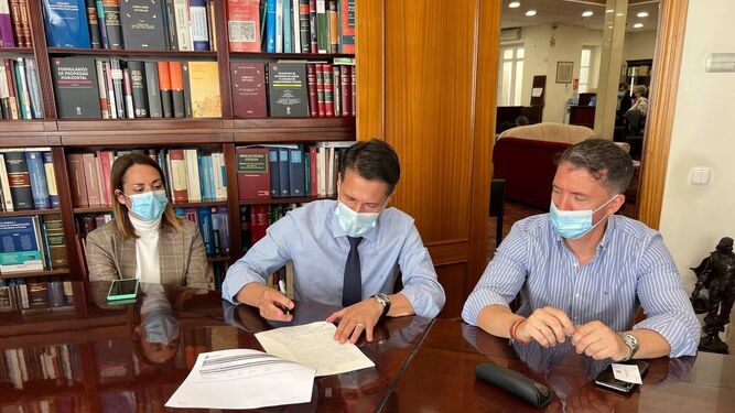 Firma ante notario del alcalde, Óscar Medina (PP) para la sociedad Calaceite
