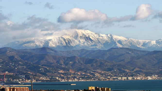 Vistas del pico La Maroma con nieve desde Málaga capital.