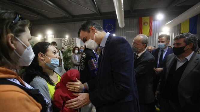 Sánchez visitando a familias ucranianas en el centro de refugiados habilitado en Málaga.