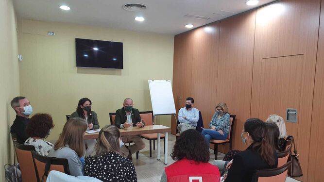 Reunión entre la Cruz Roja docentes y responsables del Ayuntamiento de Rincón de la Victoria
