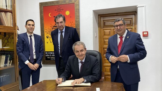Zapatero firmando en el libro de honor junto al alcalde de Vélez - Málaga y miembros de la Fundación María Zambrano