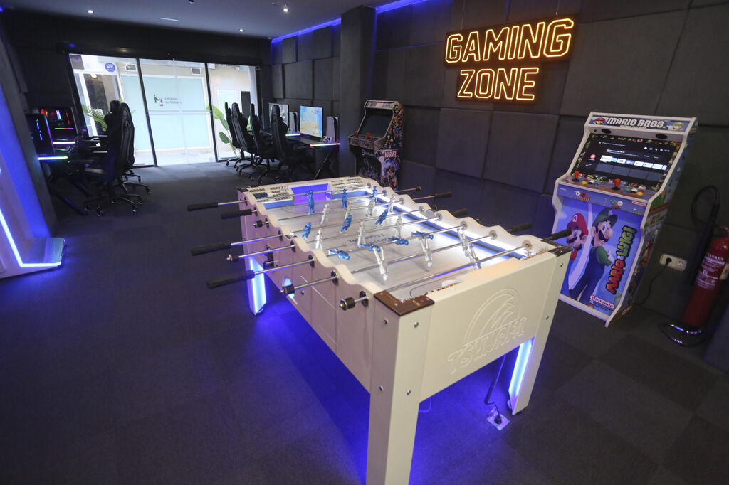 Zona gaming, que cuenta con videoconsolas, un futbol&iacute;n y dos m&aacute;quinas de arcade.