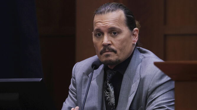 Johnny Depp, testificando en el juicio contra su ex, Amber Heard, por difamarle.