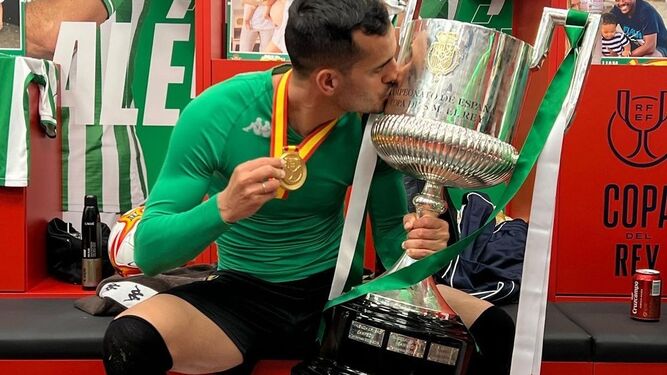 Juanmi Jiménez besa la Copa.
