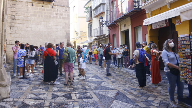 Turistas en la puerta del Museo Picasso en Málaga capital.