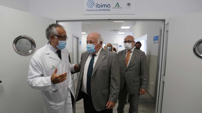 El consejero, en las instalaciones del laboratorio del Ibima, junto al gerente del Clínico.