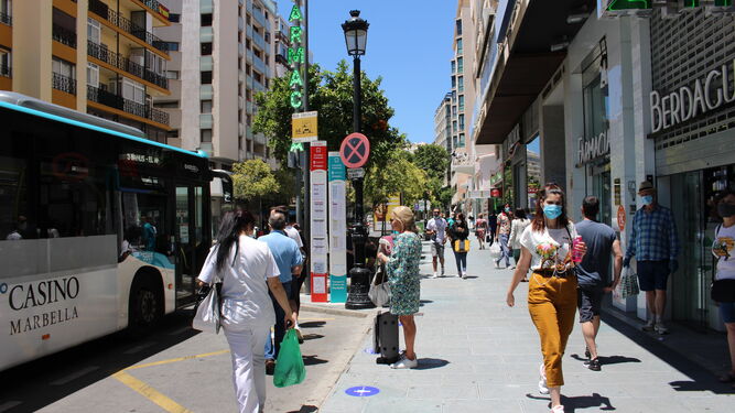 Varios viandantes por la avenida Ricardo Soriano de Marbella.