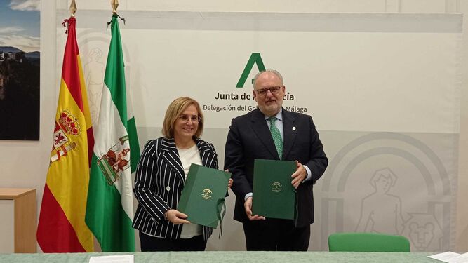 La firma del protocolo entre la Junta de Andalucía y el Ayuntamiento de Fuengirola.