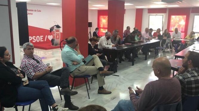 Un instante de la reunión de la ejecutiva del PSOE provincial en Jerez celebrada este lunes.