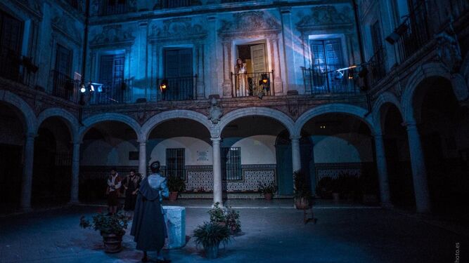 Pata Teatro en su montaje de 'La Celestina' en el patio del IES Vicente Espinel.