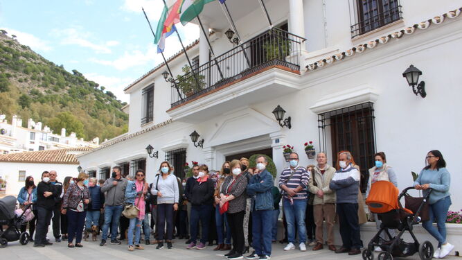 La congregación de personas en las puertas del Ayuntamiento de Mijas.