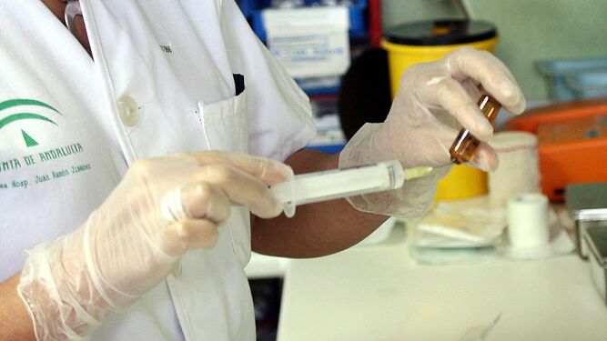 Una profesional de la sanidad pública maneja una vacuna de la hepatitis.