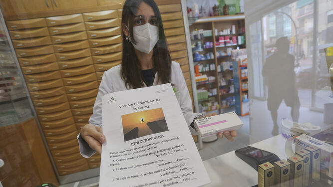 La farmacéutica Cristina González, con el cuestonario de la campaña y una caja de benzodiacepinas.