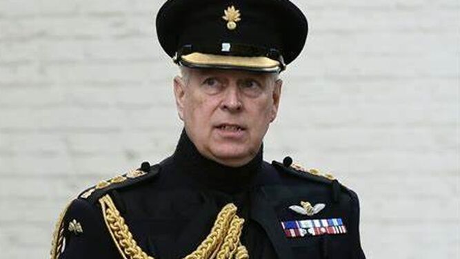 El príncipe Andrés, con uniforme militar en una imagen de archivo.