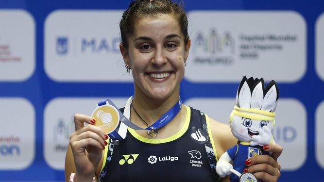 Carolina Marín, con su medalla de su sexto europeo seguido.