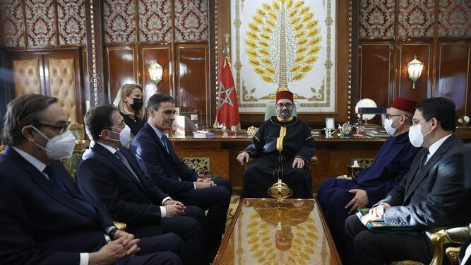 Reunión en Rabat entre el rey Mohamed VI y el presidente del Gobierno español, Pedro Sánchez.