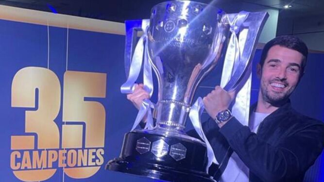 Ignacio Boto con el título de Liga del Real Madrid.