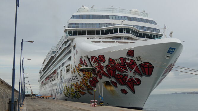 El 'Norwegian Gem' atracado este miércoles en el muelle de levante del puerto de Málaga.