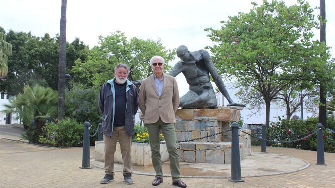 El escultor Joaquín Aguilera (I.) y el edil de Patrimonio, Daniel García en la obra ‘Homenaje a los donantes’ .