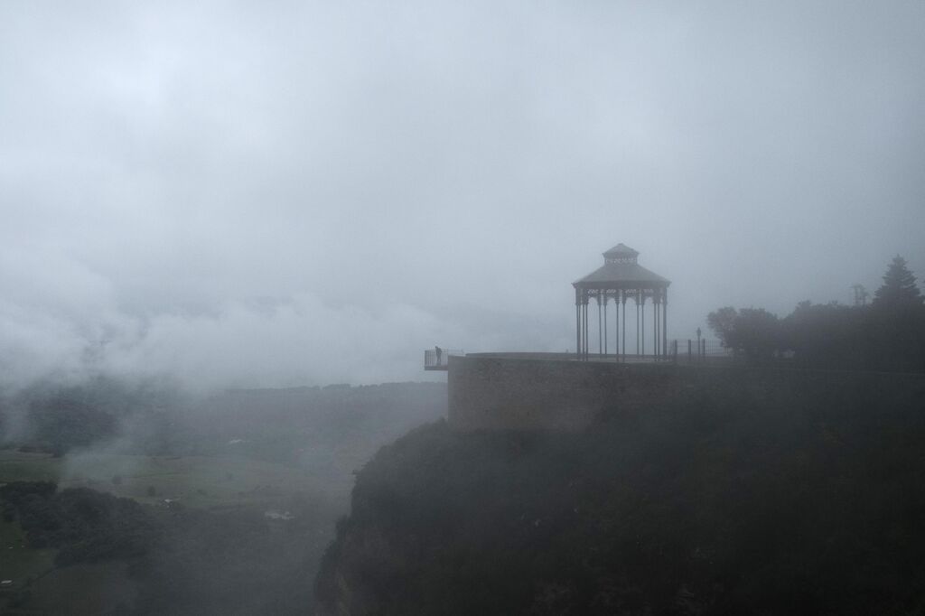 La lluvia y la niebla transforman Ronda, en fotos