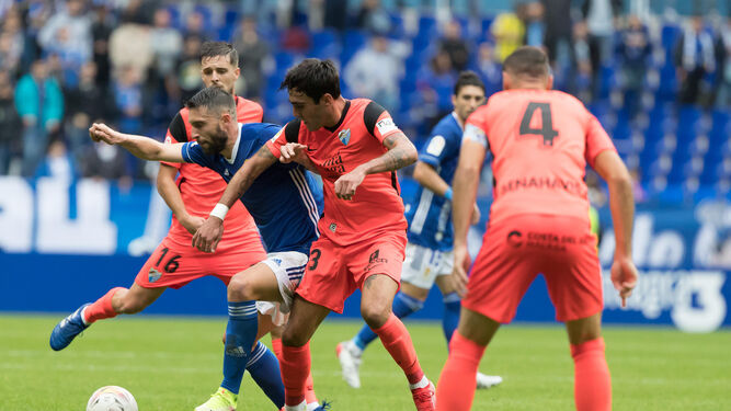 Borja Bastón lucha con Escassi en el Oviedo - Málaga CF.