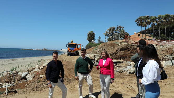 La visita institucional a los trabajos de construcción del nuevo tramo de senda litoral.