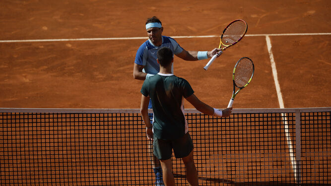 Rafa Nadal y Carlos Alcaraz charlan en el Mutua Open de Madrid
