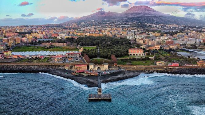Vista de Nápoles con el Vesubio al fondo, ciudad con vuelo barato y directo desde Málaga.