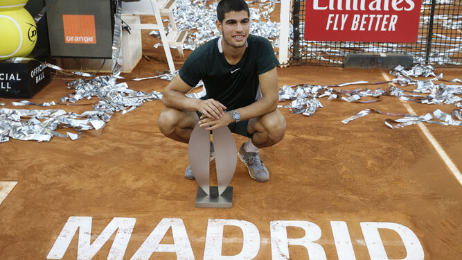 Alcaraz posa con el trofeo de ganador en Madrid.