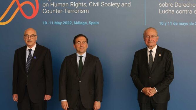 El secretario general adjunto de Naciones Unidas, Vladimir Voronkov, el ministro de Exteriores, José Manuel Albares, y el alcalde de Málaga, Francisco de la Torre.