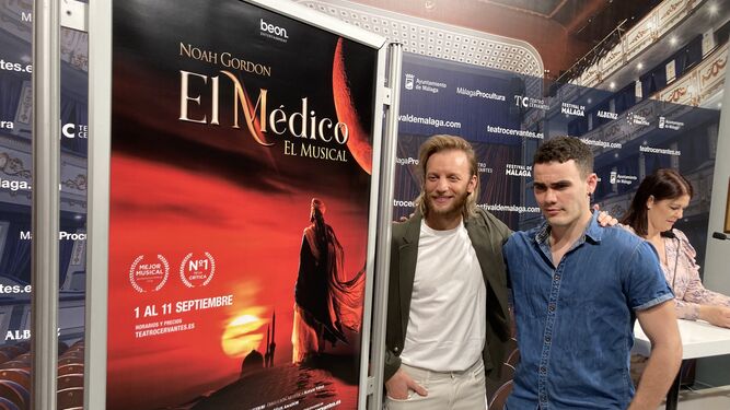 Los actores Guido Balzaretti y Jordi Garreta  durante la presentación de 'El Médico'.