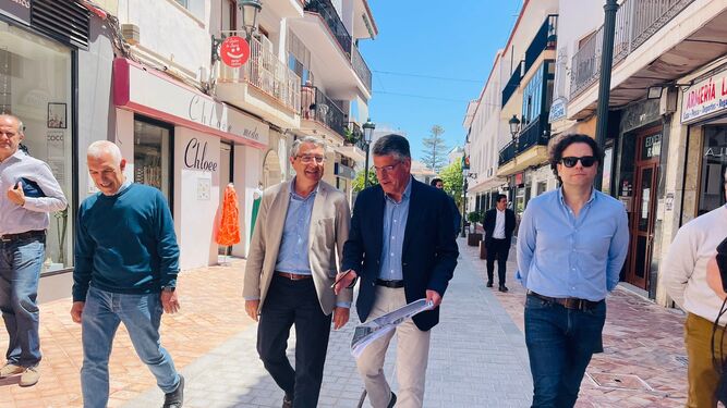 El presidente de la Diputación, Francisco Salado, ha visitado las obras de peatonalización junto al alcalde, José Alberto Armijo