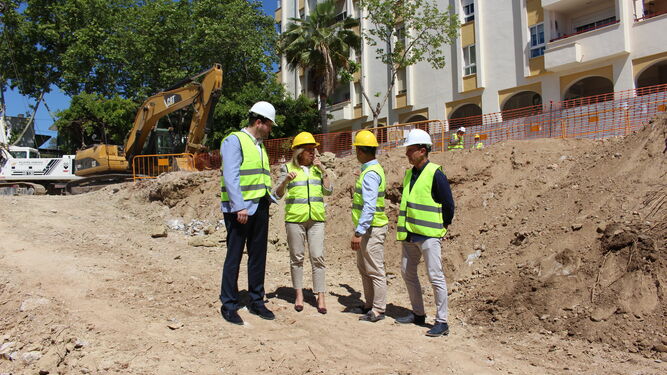 La visita institucional a la obra del aparcamiento de la calle Doha, en Marbella.