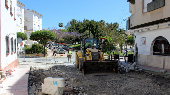 El inicio de las obras de remodelación de la calle Cardenal Herrera Oria, en Estepona.