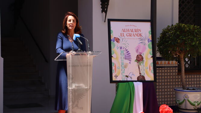 La alcaldesa de Alhaurín el Grande presenta el cartel y la programación de la Feria de Mayo 2022.