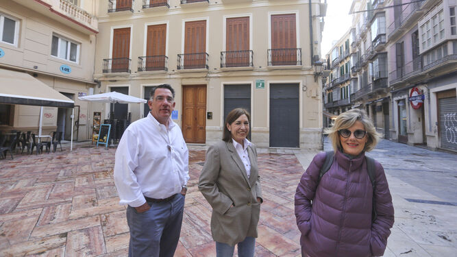 Los tres vecinos de la Plaza Mitjana que le han ganado la sentencia al Ayuntamiento.