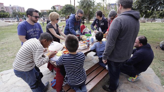 Parejas gays  con  sus hijos  disfrutan del almuerzo en el Parque del Oeste de Málaga.