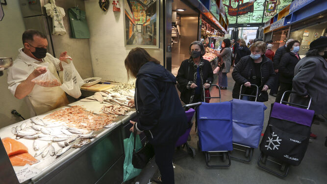 Varias personas en el mercado central de Atarazanas.