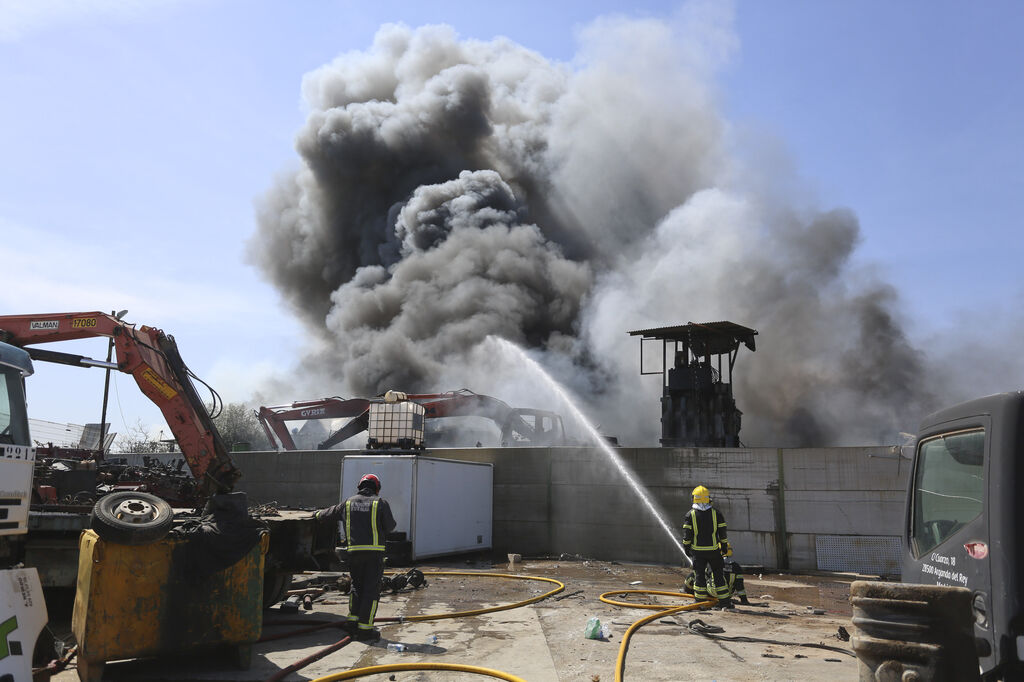 Las fotos del incendio en un desguace de M&aacute;laga, que ha provocado una espectacular columna de humo