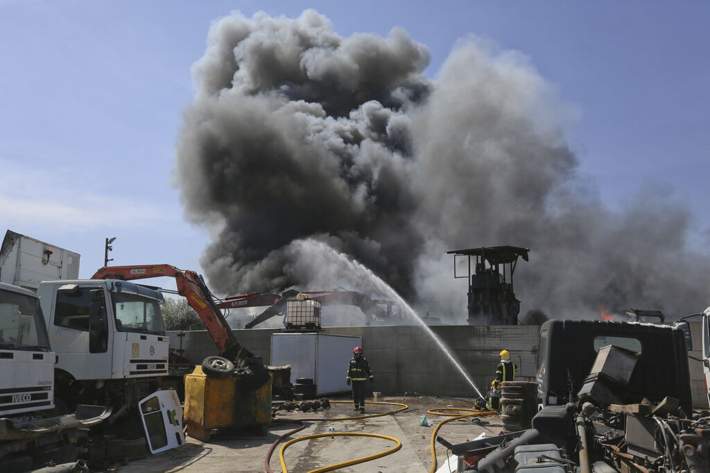 Las fotos del incendio en un desguace de M&aacute;laga, que ha provocado una espectacular columna de humo