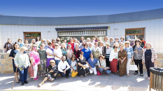 Foto de familia en el local cedido por el Ayuntamiento de Marbella a la Asociación de Amas de Casa.
