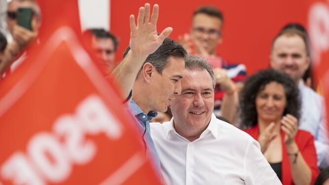 Pedro Sánchez y Juan Espadas, juntos en el mitin del PSOE en Torredelcampo (Jaén).