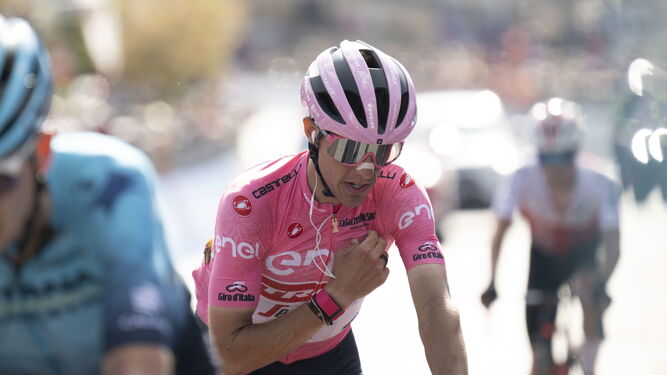 Juanpe López, con la maglia rosa de primer clasificado del Giro.