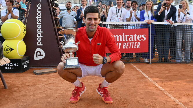 Novak Djokovic posa con el trofeo de campeón en Roma.